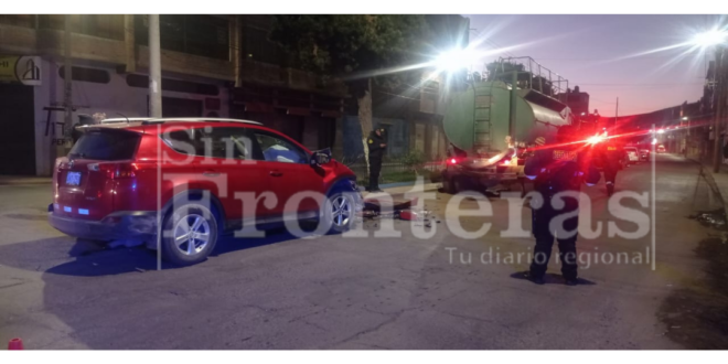 Chofer ebrio se choca en su camioneta con cisterna de la Municipalidad de Puno.