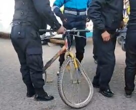 Una cúster embistió a un hombre en bicicleta