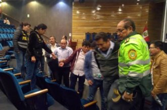 Ingresan a robar a vivienda con chalecos de la Policía