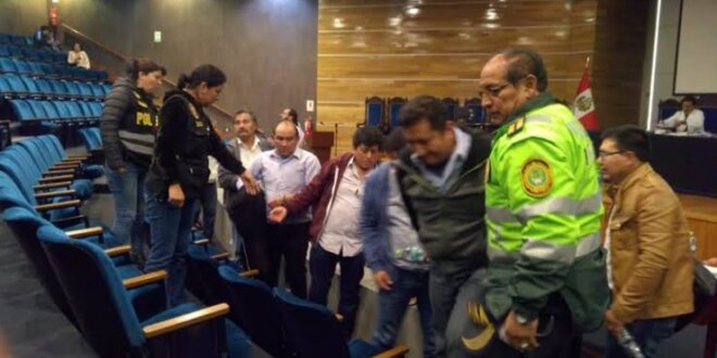 Ingresan a robar a vivienda con chalecos de la Policía