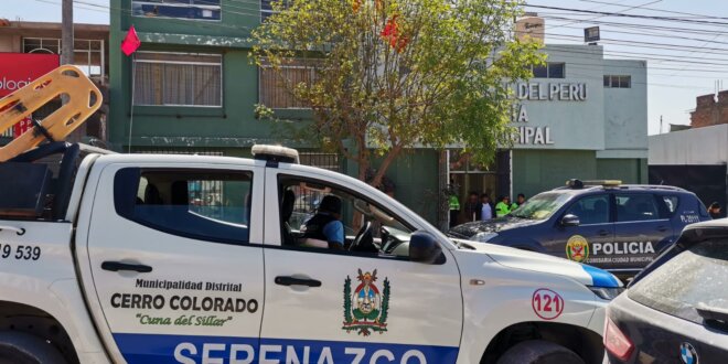 Ingresan a robar a vivienda con chalecos de la Policía