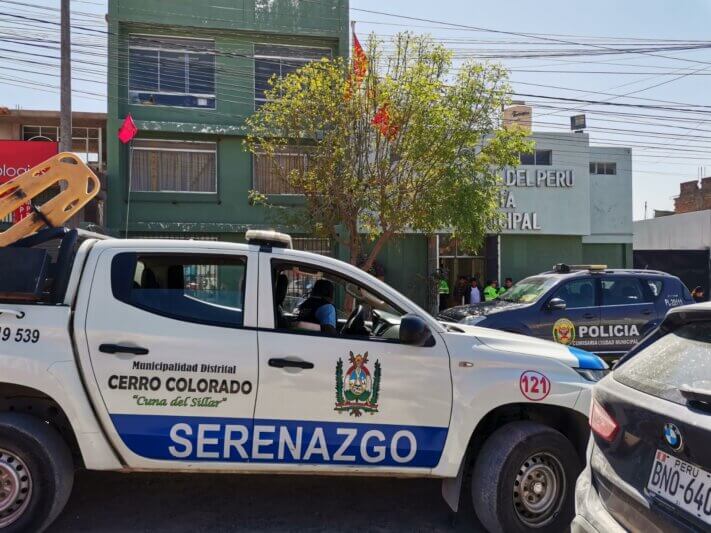 Ingresan a robar a vivienda con chalecos de la Policía