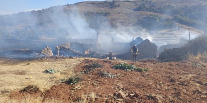 Dos familias lo pierden todo en voraz incendio