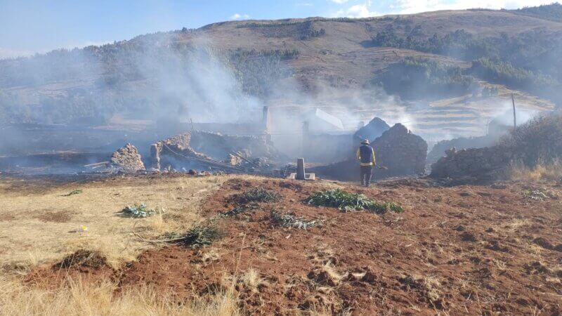 Dos familias lo pierden todo en voraz incendio