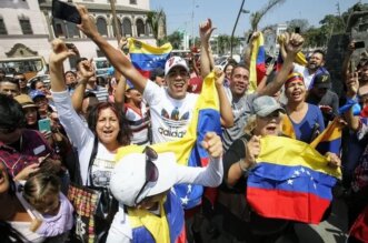 Venezolanos en Perú recolectan firmas.