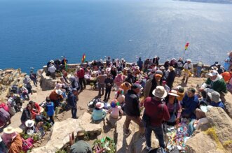 Reportan una menor concurrencia en peregrinación al santuario de la Virgen de Copacabana.