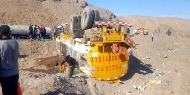 Camión cisterna de Bolivia derramó combustible en vía Arequipa Moquegua.