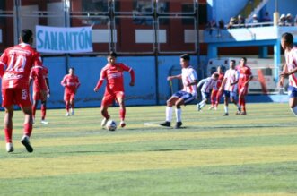 Diablos Rojos ganó a Soratira de Azángaro.