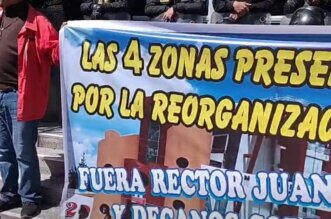 La Ministra de la Mujer y Poblaciones Vulnerables, Teresa Hernández, arribará este jueves 29 de agosto a nuestra ciudad blanca, para visitar a ambas instituciones la Independencia Americana y Micaela Bastidas tras los actos de discriminación y vi..lencia por parte de las declaraciones de la congresista María Agüero. Para la ministra rechaza todo tipo de discriminación del que fueran victimas menores de edad, pues considera que los comentarios ponen en situaciones riesgosa a los estudiantes, sino que también vulneran los derechos de cualquier niño o niña que veamos en cualquier espacio. Hernández, sostuvo que no ha tenido la oportunidad de conversar con la congresista María Agüero, sin embargo, considera que la parlamentaria debe buscar espacio al diálogo con los afectados para evitar más v..lencia. realizan plantón en la plaza de armas de Juliaca