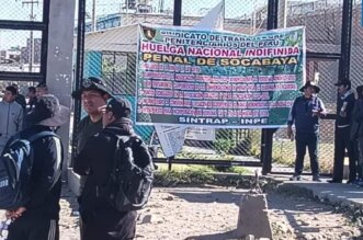 Sindicato de trabajadores pide que les den seguro de personal de alto riesgo.