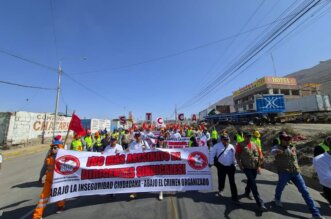 Construcción civil protesta y exige aumento de salario