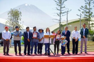 Presidenta de la Nación se reunió con gobernadores regionales en Arequipa.