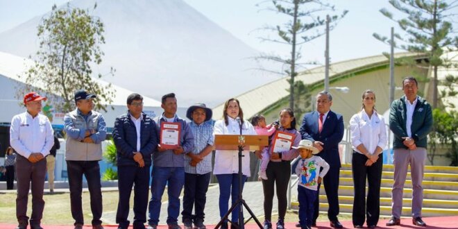 Presidenta de la Nación se reunió con gobernadores regionales en Arequipa.