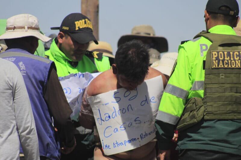 Arequipa: Desnudan, golpean y atan a poste a presunto ladrón