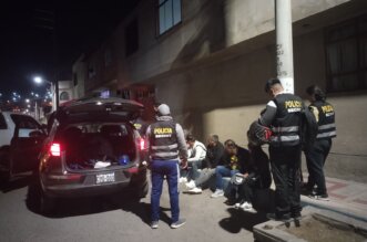 Caen en camioneta robada en Lima y con placa falsa