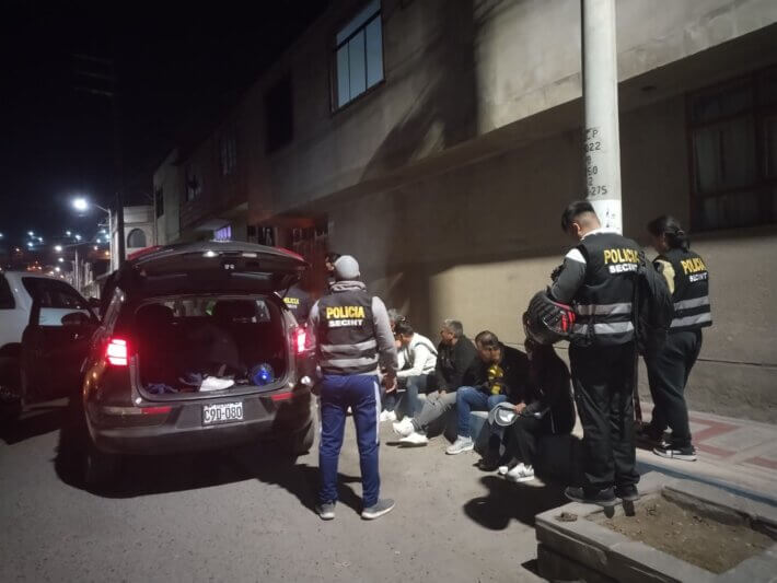 Caen en camioneta robada en Lima y con placa falsa