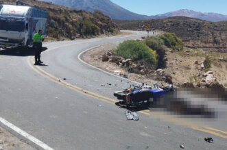 Motociclista fallece tras choque contra camión