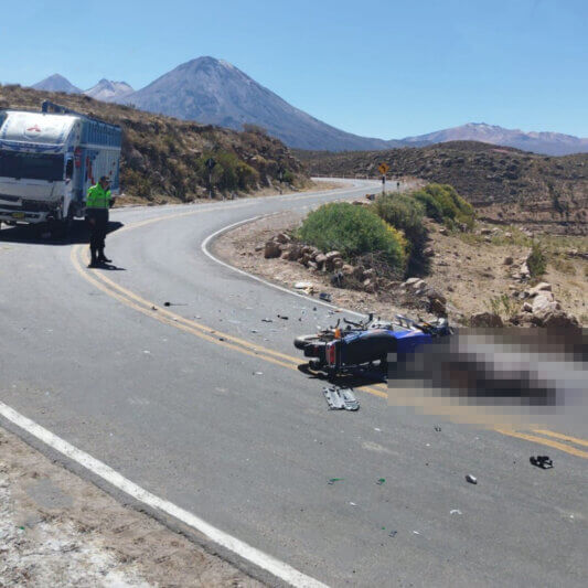 Motociclista fallece tras choque contra camión