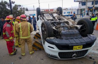 Choque de camioneta y taxi deja tres heridos