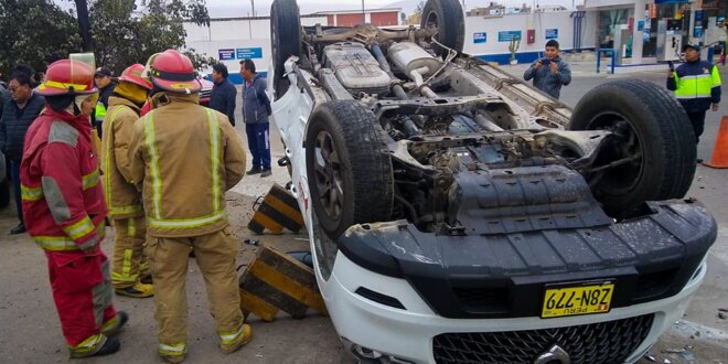 Choque de camioneta y taxi deja tres heridos