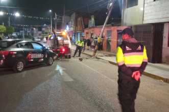 Autos derriban postes y generan cortes de luz