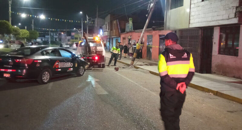 Autos derriban postes y generan cortes de luz