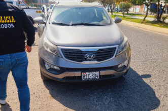 Detienen a policía que conducía auto robado