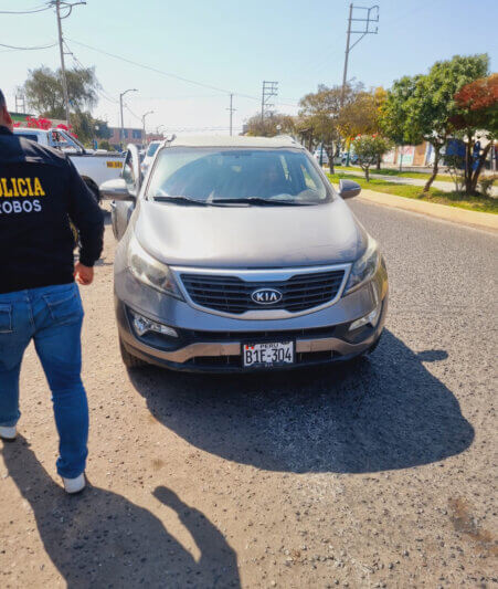 Detienen a policía que conducía auto robado