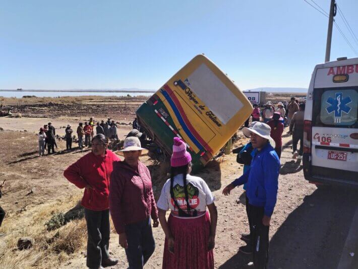 19 heridos tras despiste de minibús en Chimu