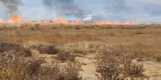 Incendio se desató por segundo día en la orilla del lago Titicaca.