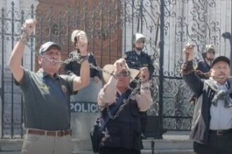 Se encadenan en Plaza de Armas