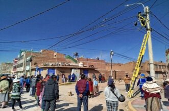 Trabajadores de Electro llegaron a verificar los postes.