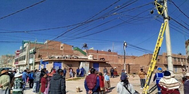 Trabajadores de Electro llegaron a verificar los postes.