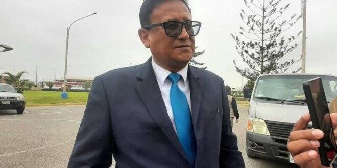 Luis Valdivia defiende inocencia de exgobernador.