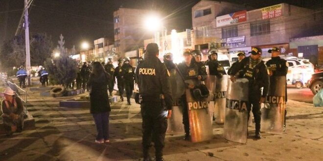 Llegaron en horas de la noche para retirar a comerciantes.