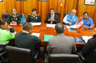 Reunión de autoridades de Juliaca y la Policía Nacional.