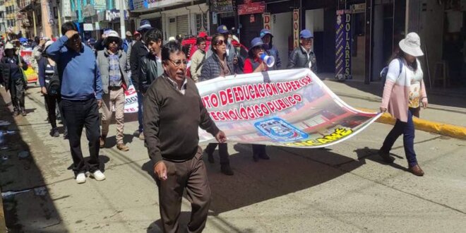 400 docentes de Puno viajarán a Lima para protestar.