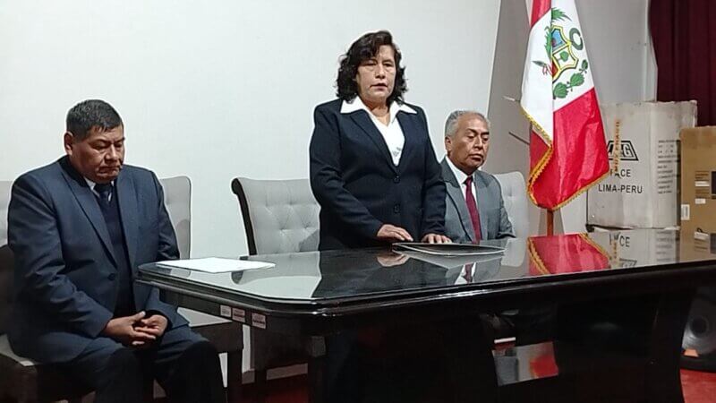 Nueva directora de UGEL asume en un tenso clima