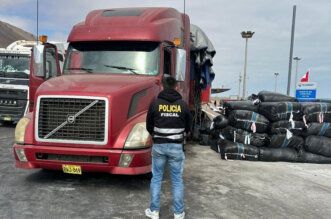 Incautan tráiler y ropa de contrabando por S/250 mil