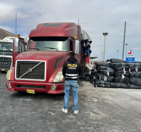 Incautan tráiler y ropa de contrabando por S/250 mil