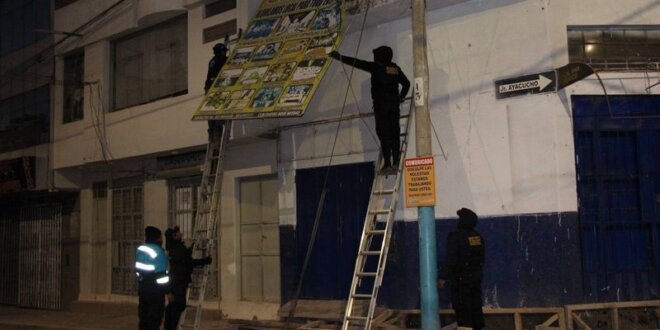 En horas de la madrugada se llevaron los letreros.