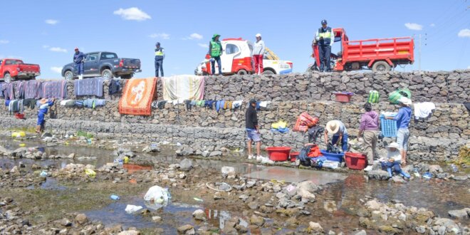 Puno: Pobladores lavan su ropa en el río Maravillas