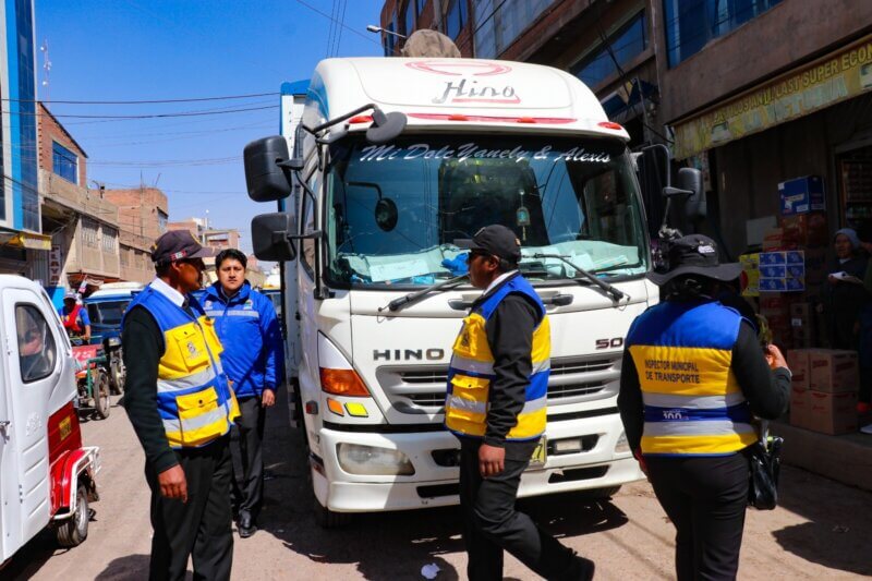 Multan a vehículos por desembarcar en la calle