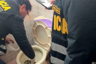 Un policía intentó botar la droga por el water de su casa