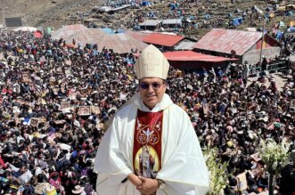 Puno:Obispo de Juli y la 'doctora', una historia de negocios y viajes