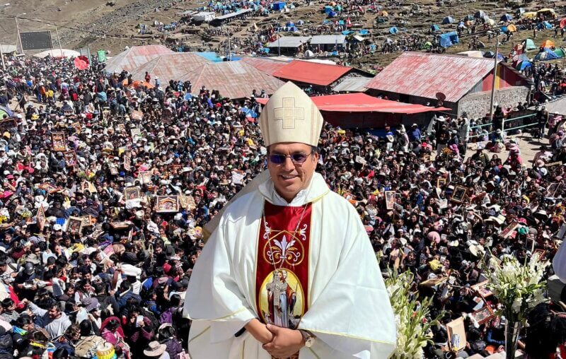 Puno:Obispo de Juli y la 'doctora', una historia de negocios y viajes