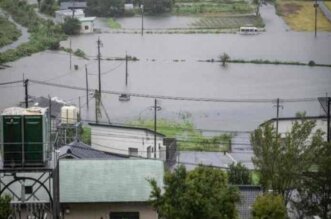 Un autobús sumergido en la inundación en la ciudad de Yufu, a causa del tifón Shanshan.