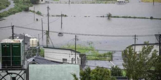 Un autobús sumergido en la inundación en la ciudad de Yufu, a causa del tifón Shanshan.