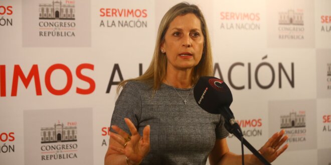 Congresista María del Carmen Alva.