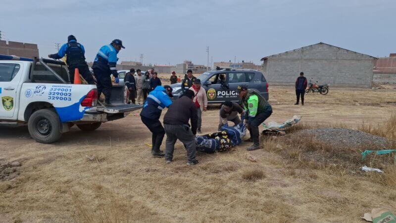 Lo abandonan en descampado